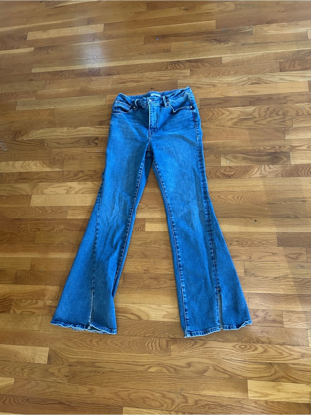 Good American Split Twist Hem Med Wash Flare Jeans in Women’s 8/29 - Picture 2 of 9